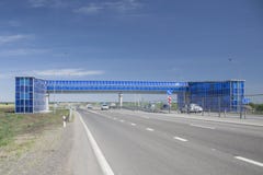 Voetbrug voor voetgangers op de moderne autosnelweg stock foto's Voetbrug voor voetgangers op de moderne autosnelweg stock foto's