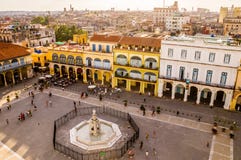 Vogel ` s Augenansicht der bunten Piazzas Vieja in Havana stockfotos Vogel ` s Augenansicht der bunten Piazzas Vieja in Havana stockfotos