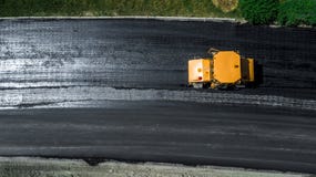 Vogelperspektive auf der neuen Asphaltstra?e im Bau lizenzfreie stockfotos Vogelperspektive auf der neuen Asphaltstra?e im Bau lizenzfreie stockfotos