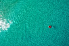 Vogelperspektive der d?nnen Frauenschwimmens auf dem Schwimmenringdonut im transparenten T?rkismeer in Seychellen Sommermeerblick lizenzfreies stockbild Vogelperspektive der d?nnen Frauenschwimmens auf dem Schwimmenringdonut im transparenten T?rkismeer in Seychellen Sommermeerblick lizenzfreies stockbild