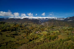 Vogelperspektive der Karpatengebirgslandschaft am Herbstmorgen Lizenzfreie Stockbilder Vogelperspektive der Karpatengebirgslandschaft am Herbstmorgen Lizenzfreie Stockbilder