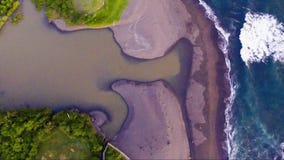 Vogelperspektive der ozeanischen Wellen in der Bali-Insel nahe zu Echo Beach stock footage Vogelperspektive der ozeanischen Wellen in der Bali-Insel nahe zu Echo Beach stock footage