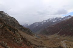 Vogelperspektive der schönen Bahn und des Sees, die durch zwischen die Berge überschreiten lizenzfreies stockfoto Vogelperspektive der schönen Bahn und des Sees, die durch zwischen die Berge überschreiten lizenzfreies stockfoto