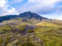 Vogelperspektive des alten Mannes von Storr im Herbst - Insel von Skye, Schottland lizenzfreies stockbild Vogelperspektive des alten Mannes von Storr im Herbst - Insel von Skye, Schottland lizenzfreies stockbild