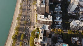 Vogelperspektive des Chicagos, Amerika morgens Drohnenfliegen entlang der Küste des Michigan Sees und der Straße stock video Vogelperspektive des Chicagos, Amerika morgens Drohnenfliegen entlang der Küste des Michigan Sees und der Straße stock video