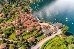 Vogelperspektive des Dorfs und des kleinen Hafens von Castelveccana, gelegen auf dem Ufer von See Maggiore in der Provinz von Var stockfoto Vogelperspektive des Dorfs und des kleinen Hafens von Castelveccana, gelegen auf dem Ufer von See Maggiore in der Provinz von Var stockfoto