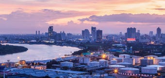 Vogelperspektive des Öldepots und der Öltanks an Bangkok-Hafen, ist ein internationaler Hafen auf Chao Phraya River in Hauptstadt stockfoto Vogelperspektive des Öldepots und der Öltanks an Bangkok-Hafen, ist ein internationaler Hafen auf Chao Phraya River in Hauptstadt stockfoto