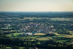Vogelperspektive eines kleinen Dorfs in Lombardei mit Mailand-Skylinen lizenzfreie stockfotos Vogelperspektive eines kleinen Dorfs in Lombardei mit Mailand-Skylinen lizenzfreie stockfotos