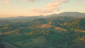 Vogelperspektive, fliegend ?ber die Berge und den Wald mit sch?nen Wolken und Himmel im Sonnenaufgang stock video footage Vogelperspektive, fliegend ?ber die Berge und den Wald mit sch?nen Wolken und Himmel im Sonnenaufgang stock video footage