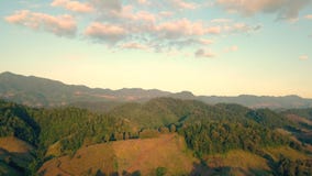 Vogelperspektive, fliegend über die Berge und den Wald mit schönen Wolken und Himmel im Sonnenaufgang, stock video Vogelperspektive, fliegend über die Berge und den Wald mit schönen Wolken und Himmel im Sonnenaufgang, stock video