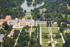 Vogelperspektive von Bereich Lednice Valtice mit Schloss und einem Park in Süd-Moray, Tschechische Republik stockfotos Vogelperspektive von Bereich Lednice Valtice mit Schloss und einem Park in Süd-Moray, Tschechische Republik stockfotos