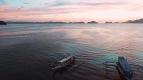 Vogelperspektive von Booten und von Yachten in der tropischen Bucht auf dem Sonnenuntergang EL Nido, Palawan, Philippinen Tropisc stock video Vogelperspektive von Booten und von Yachten in der tropischen Bucht auf dem Sonnenuntergang EL Nido, Palawan, Philippinen Tropisc stock video