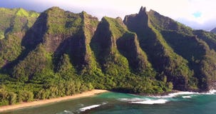 Vogelperspektive von Kauai-Strand in Hawaii stock footage Vogelperspektive von Kauai-Strand in Hawaii stock footage