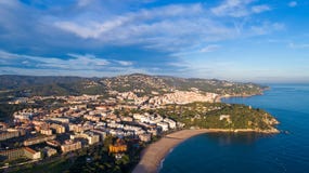 Vogelperspektive von Lloret de Mar an der Dämmerung, auf Costa Brava lizenzfreies stockbild Vogelperspektive von Lloret de Mar an der Dämmerung, auf Costa Brava lizenzfreies stockbild