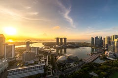 Vogelperspektive von Singapur-Geschäftsgebiet und -stadt während des Sonnenaufgangs in Singapur, Asien stockbild Vogelperspektive von Singapur-Geschäftsgebiet und -stadt während des Sonnenaufgangs in Singapur, Asien stockbild