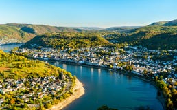 Vogelperspektive von Städten Filsen und Boppard mit dem Rhein in Deutschland lizenzfreie stockfotografie Vogelperspektive von Städten Filsen und Boppard mit dem Rhein in Deutschland lizenzfreie stockfotografie