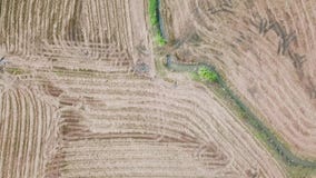 Vogelperspektivefliegen über Reisfeld nach Erntezeit in der Landschaft stock video Vogelperspektivefliegen über Reisfeld nach Erntezeit in der Landschaft stock video