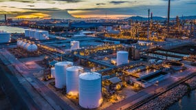 Vogelperspektiveölstation ist industrielle Anlage für Lagerung von O stockfotografie Vogelperspektiveölstation ist industrielle Anlage für Lagerung von O stockfotografie
