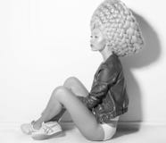 Vogue. Modello di moda eccentrico fantastico della donna nella seduta creativa della parrucca Fotografia Stock Libera da Diritti Vogue. Modello di moda eccentrico fantastico della donna nella seduta creativa della parrucca Fotografia Stock Libera da Diritti