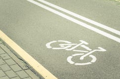 voie asphaltée de bicyclette avec une inscription/voie asphaltée de bicyclette avec une inscription toned image libre de droits voie asphaltée de bicyclette avec une inscription/voie asphaltée de bicyclette avec une inscription toned image libre de droits