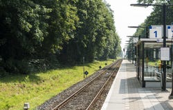 Voie ferrée près de station de train photo libre de droits Voie ferrée près de station de train photo libre de droits