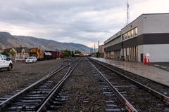Voies abandonnées dans une station de train un jour nuageux d'été images stock Voies abandonnées dans une station de train un jour nuageux d'été images stock