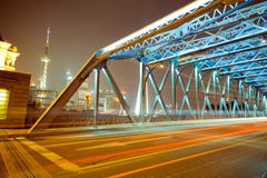 Voies de pont et de lumi?re de Changha? Waibaidu la nuit Voies l?g?res des voitures sur le pont de waibaidu de Changha? photo libre de droits Voies de pont et de lumi?re de Changha? Waibaidu la nuit Voies l?g?res des voitures sur le pont de waibaidu de Changha? photo libre de droits