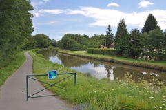 Voies Verte cyklu trasa i podpisuje wewnątrz Burgundy obraz stock Voies Verte cyklu trasa i podpisuje wewnątrz Burgundy obraz stock