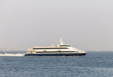 Voiles de ferry dans le Tage image stock Voiles de ferry dans le Tage image stock