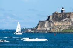 Voilier devant le château d'EL Morro photo stock Voilier devant le château d'EL Morro photo stock