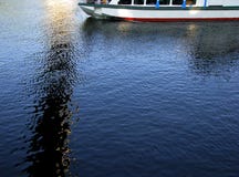 Voilier en mer avec des réflexions sur la surface bleue de l'eau d'été image stock Voilier en mer avec des réflexions sur la surface bleue de l'eau d'été image stock