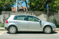Voiture argentée Volkswagen VW Golf 5 2 0 diesel de TDI garés sur la rue photo stock Voiture argentée Volkswagen VW Golf 5 2 0 diesel de TDI garés sur la rue photo stock