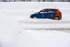 Voiture couverte de neige de service de covoiturage de Moscou Photo stock Voiture couverte de neige de service de covoiturage de Moscou Photo stock