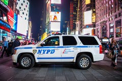 Voiture de patrouille de police de NYPD SUV sur la rue de Time Square à New York City, Etats-Unis le 12 mai 2016 photographie stock libre de droits Voiture de patrouille de police de NYPD SUV sur la rue de Time Square à New York City, Etats-Unis le 12 mai 2016 photographie stock libre de droits