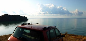 Voiture familiale sur la plage de mer aux photos d'actions de coucher du soleil Photographie stock libre de droits Voiture familiale sur la plage de mer aux photos d'actions de coucher du soleil Photographie stock libre de droits