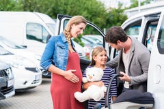 Voiture, mère, père et enfant de achat de famille au concessionnaire photos libres de droits Voiture, mère, père et enfant de achat de famille au concessionnaire photos libres de droits