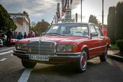 Voiture rouge de Mersedes à la vieille terre Kiev 2018 de voiture photos stock Voiture rouge de Mersedes à la vieille terre Kiev 2018 de voiture photos stock