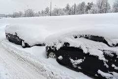 voitures couvertes de neige après chutes de neige Image libre de droits voitures couvertes de neige après chutes de neige Image libre de droits
