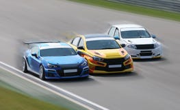 Voitures de course sur une voie d'emballage photographie stock Voitures de course sur une voie d'emballage photographie stock