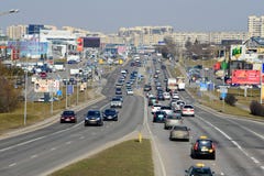 Voitures de rue d'Ukmerges de ville de Vilnius et vue du trafic Photo libre de droits Voitures de rue d'Ukmerges de ville de Vilnius et vue du trafic Photo libre de droits