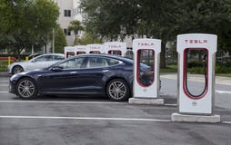 Voitures se rechargeant aux stations de Tesla sur le péage de la Floride Voitures se rechargeant aux stations de Tesla sur le péage de la Floride