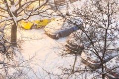 Voitures sur le parking en chutes de neige lourdes, Sofia, Bulgarie images stock Voitures sur le parking en chutes de neige lourdes, Sofia, Bulgarie images stock