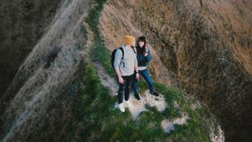 Vol de bourdon autour de jeunes couples heureux de nouveaux mariés observant la vue d'océan épique de coucher du soleil embrasser banque de vidéos Vol de bourdon autour de jeunes couples heureux de nouveaux mariés observant la vue d'océan épique de coucher du soleil embrasser banque de vidéos