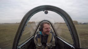Vol extrême sur un petit avion de sports Un homme vole dans le ciel, émotions banque de vidéos Vol extrême sur un petit avion de sports Un homme vole dans le ciel, émotions banque de vidéos