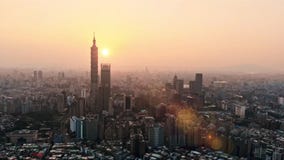 Vol visuel de bourdon au-dessus d'horizon de Ho Chi Minh City et gratte-ciel au centre des affaires de coeur au centre ville de H clips vidéos Vol visuel de bourdon au-dessus d'horizon de Ho Chi Minh City et gratte-ciel au centre des affaires de coeur au centre ville de H clips vidéos