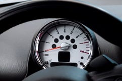 Volante dell'automobile e tachimetro fotografia stock libera da diritti Volante dell'automobile e tachimetro fotografia stock libera da diritti