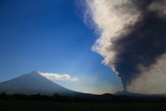 Volcano Pacaya que entra em erupção