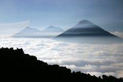 Volcans au-dessus d'un voir des nuages Volcans au-dessus d'un voir des nuages
