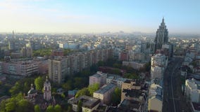 Voler au-dessus d'une ville d'été Voler au-dessus d'une ville d'été