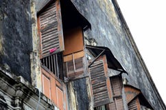 Volets et fenêtres en bois superficiels par les agents à vieux Georgetown de construction Penang Malaisie photo stock Volets et fenêtres en bois superficiels par les agents à vieux Georgetown de construction Penang Malaisie photo stock